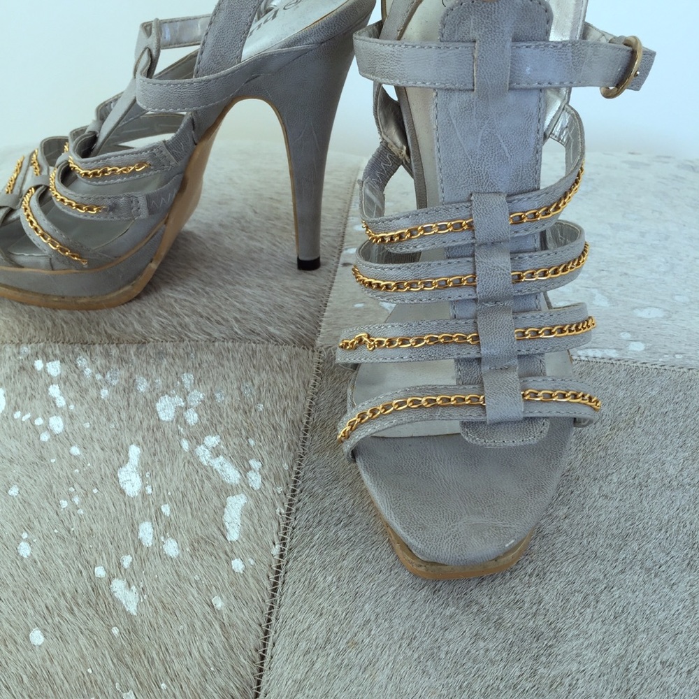 ✨sale✨NWOT Grey Platform Heels w/Chain Detail